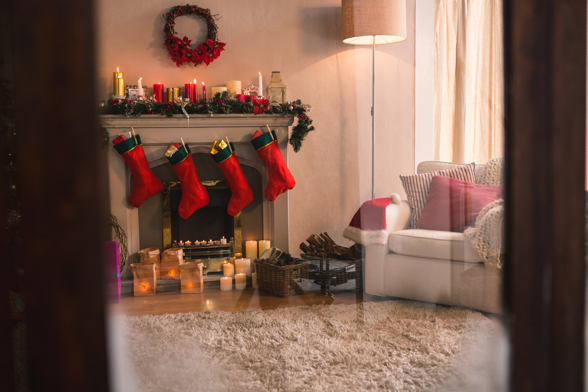 Meia de Natal pendurada em uma lareira na sala de estar.