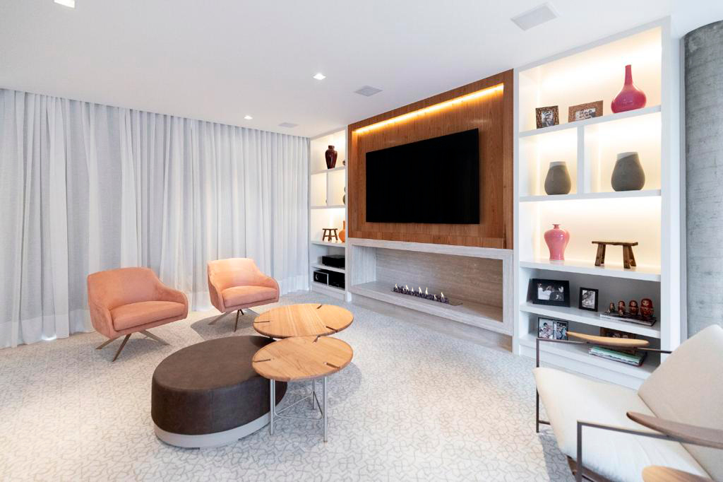 Imagem de lareira com nicho.