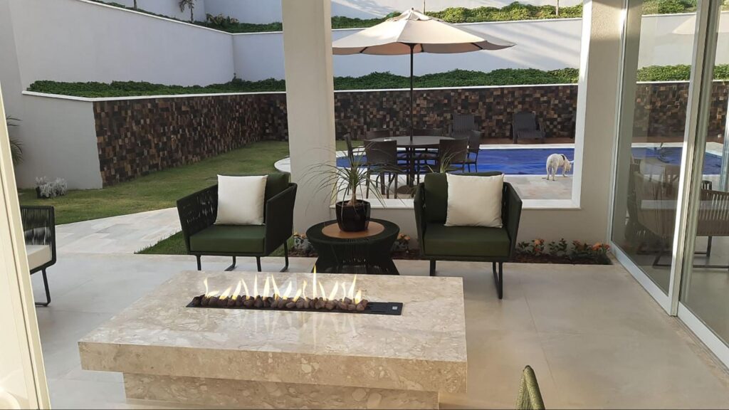 Imagem de lareira ao ar livre.