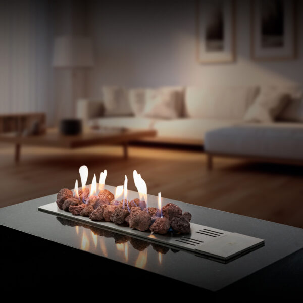 Lareira a gás acesa em ambiente moderno, ilustrando que lareira a gás é segura, prática e elegante para aquecer a casa.