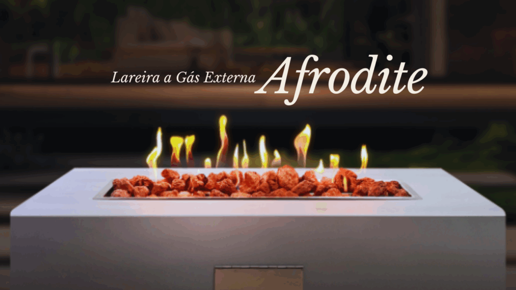 A lareira a gás externa afrodite é ideal para quem quer presença numa área externa, sem complicações.  Um dos exemplos de lareira de alto padrão produzidas pela Fogo&Art.